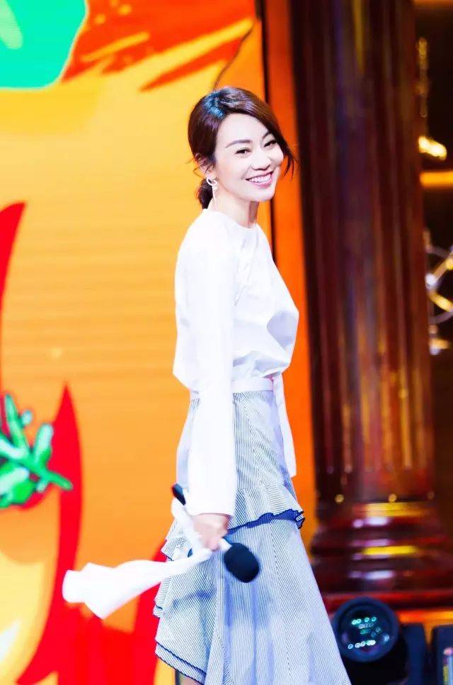 47岁的闫妮又美上天了,女人活开了到底有多惊艳?