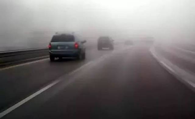 雾天行车应及时打开雾灯,示廓灯或近光灯,如果在高速路上行驶或者雾很