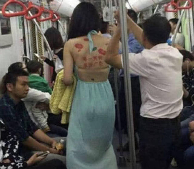 "地铁女"脱外套露出后背,看背上两行字
