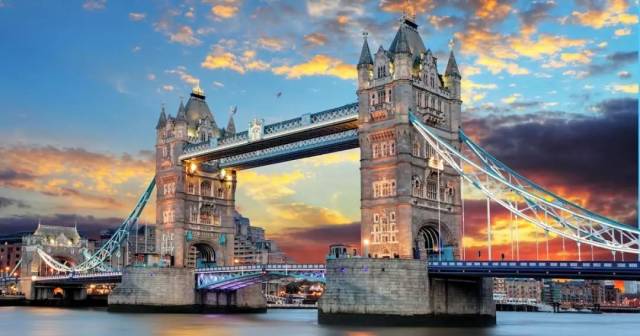 伦敦塔桥是一座上开悬索桥,位于英国伦敦,横跨泰晤士河,因在伦敦塔