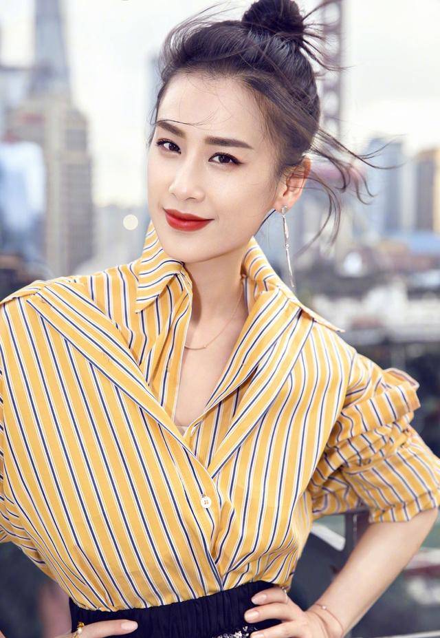 35岁黄圣依一身深v连衣裙美得高级,搭配皇冠如女王一般,真美