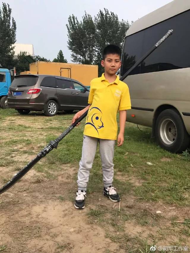 胡军提到说,康康现在以学业为重,要在镜头前露面也得是公益性质的,不