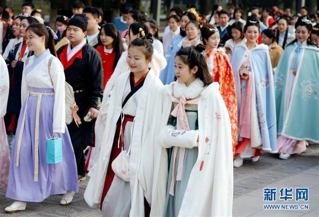 宫国家遗址公园进行汉服巡游活动,通过传统服饰展示与行为礼仪示范