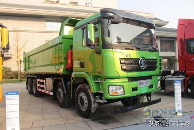 新m3000的国六lng危险品牵引车和一台德龙新m3000的国六lng 6x4渣土车