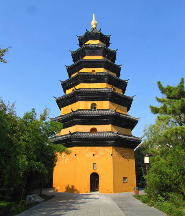 在淮安勺湖公园内,是龙兴寺古建筑群中最醒目最漂亮的一座古迹,文通