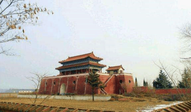 山东有个山寨天安门,造型和北京的极为相似