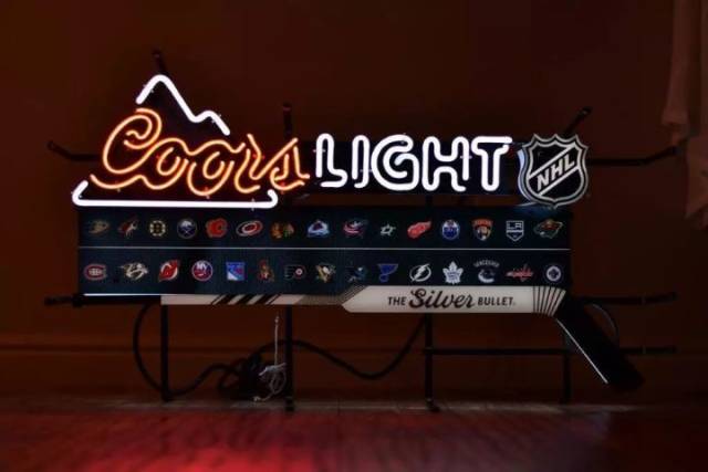 作为nhl的多年冠名赞助商,米勒康盛(millercoors)旗下的银子弹啤酒在