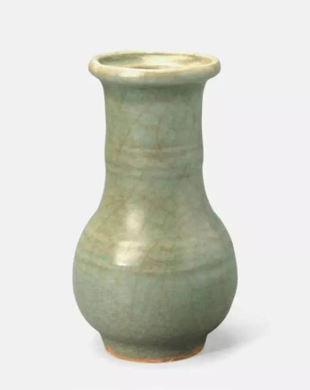 南宋(1268 年)龙泉窑青瓷长颈瓶 德清博物馆藏