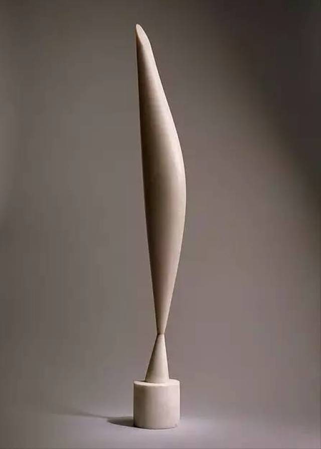 布朗库西虽没赶上极简主义运动,但他的作品为极简主义艺术,尤其是雕塑