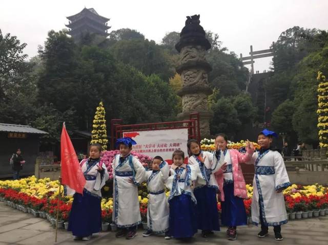 阳光里上牛头山,我们细心观察,就能找到"冬"的影子.