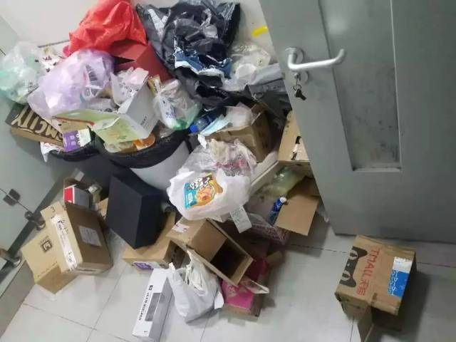 阿姨们站在几乎有半个人高的垃圾堆里 乱堆乱放的垃圾桶 随处丢弃的
