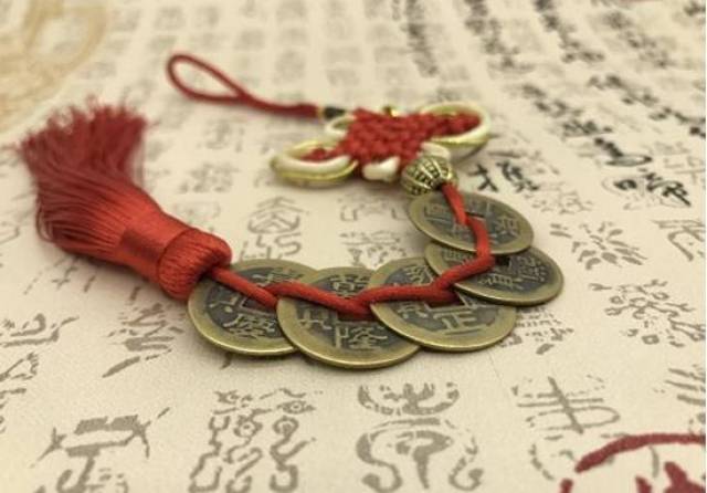 大门挂上开光五帝钱,旺财旺宅,子女平步青云