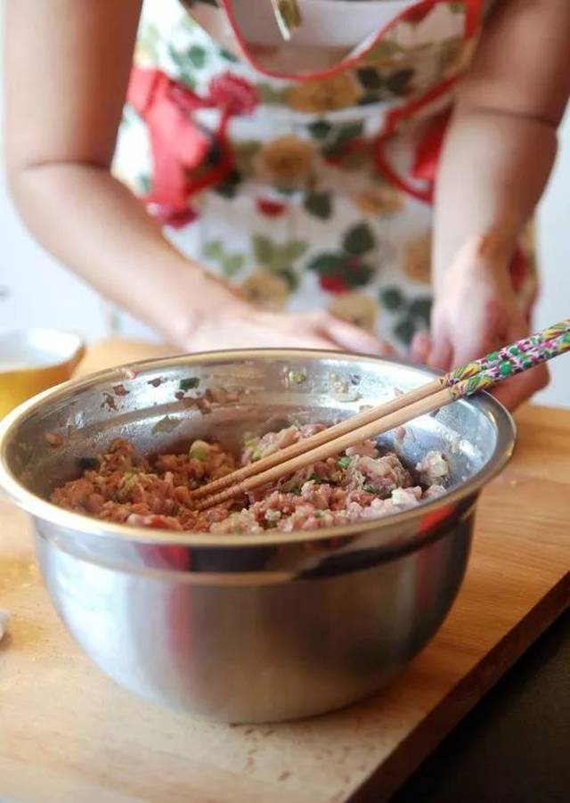 包饺子剁菜馅时容易出汁,可将多出来的蔬菜汁代替水放在肉馅中搅拌