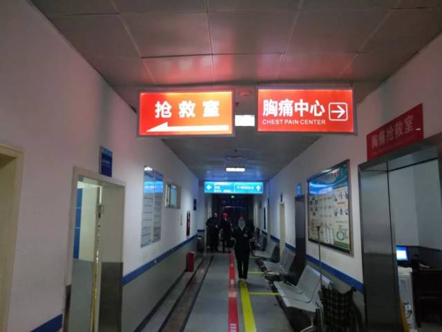 凌晨2点,我们在乐山某医院拍下了这一幕.