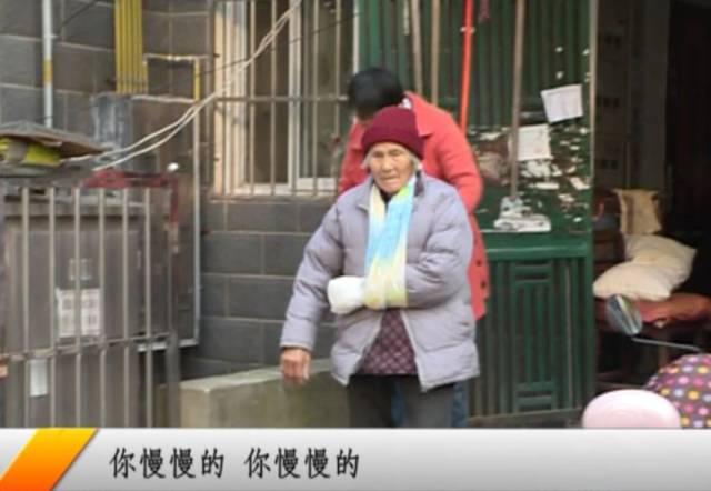 祸从天降!芜湖91岁老人BT网页游戏私服被高空抛物砸伤,心酸的说出这句话...