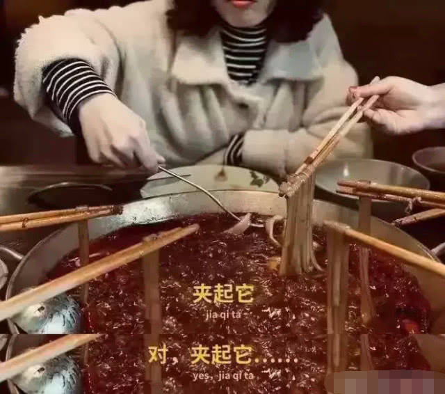 美女刀叉吃火锅, 回应d&g筷子吃披萨, 网友笑疯: 讽的