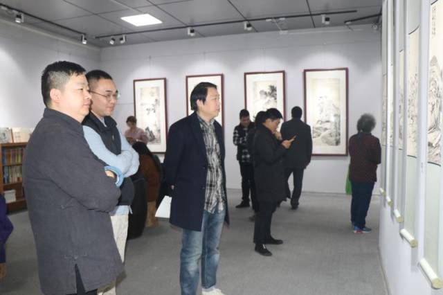 留影 座谈会上与会领导,嘉宾从不同角度对老洗的国画作品进行了品评