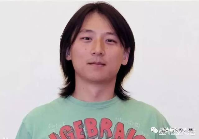 尹希生于1983年12月出生,1996年,不到13岁的尹希以572分的高考成绩
