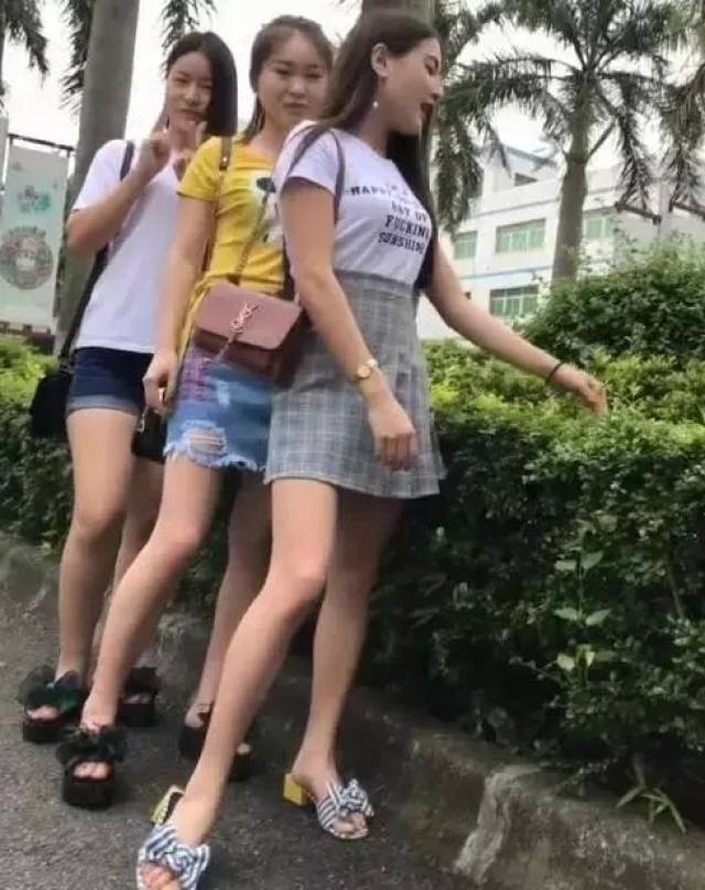 搞笑gif:看到这条大白腿,你就该知道有些女生真的打不过!