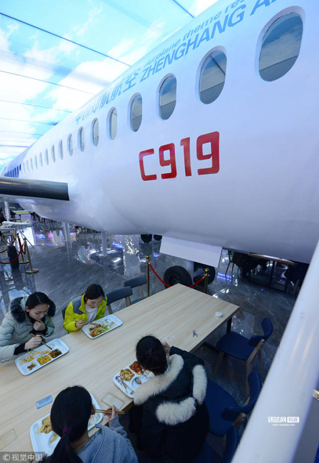 郑州一高校打造航空主题餐厅 国产c919飞机模型亮相