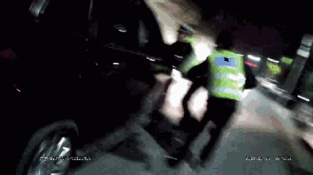 紧靠路边行驶妄图利用路边车辆和电线杆将辅警强行撞下车.