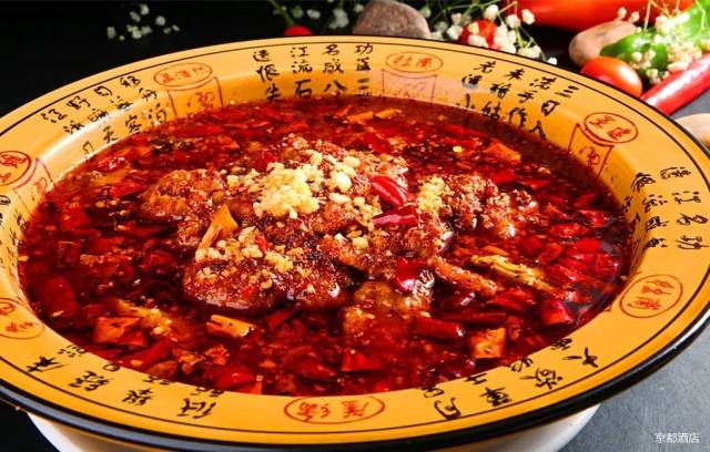 水煮肉片是一道红遍大江南北的 经典川菜,肉片未经划油, 以水煮熟故
