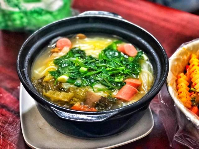 米线里还加了酸菜和泡椒,虽说是清汤,但huo转后,连汤带米线一起吃也