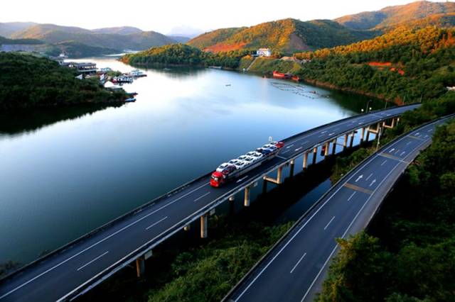 逢山开路 遇水架桥