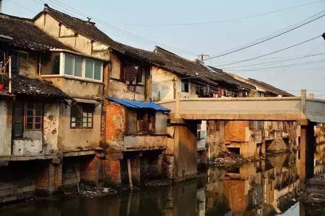 商榻老街所在的古镇因河成街,桥街相连,夕阳西下时,整个水乡仿佛世外