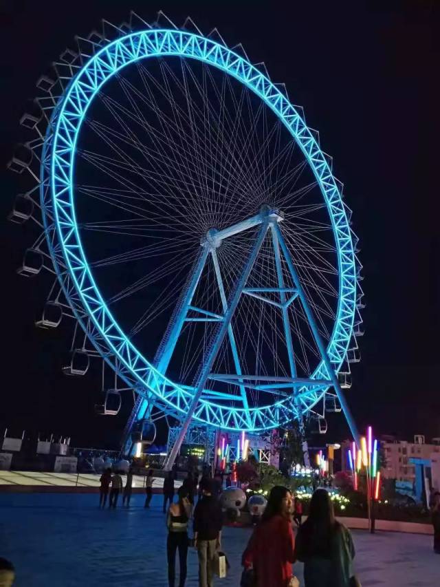 夜幕降临 摩天轮闪闪发光照亮了黑夜