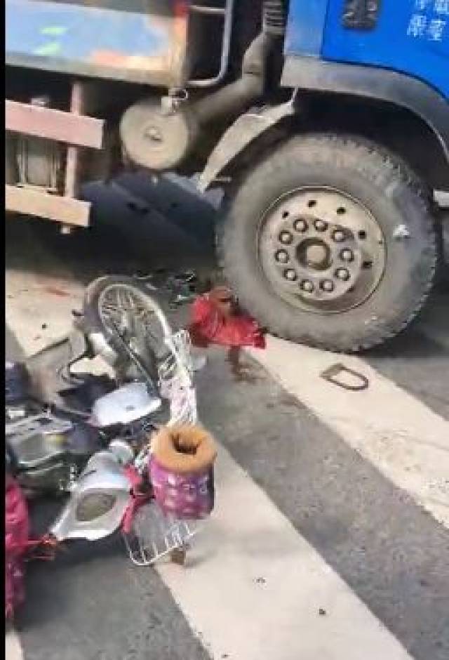 福州一天连发2起车祸!1死1伤,监控拍下惨烈瞬间