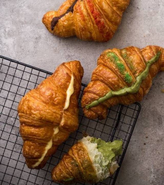 甜面包或甜点"(viennoiserie),有点类似我们的甜甜圈或美式donuts,有