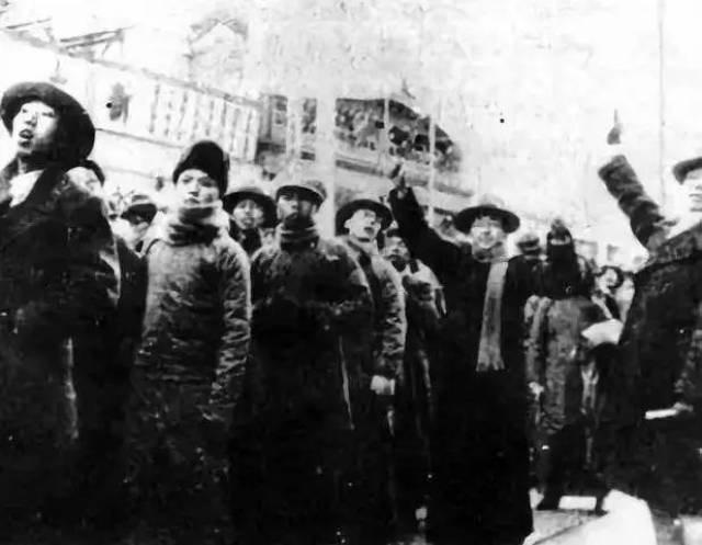 故事发生在1935年之后,日军发动华北事变,中共中央领导着武装抗日