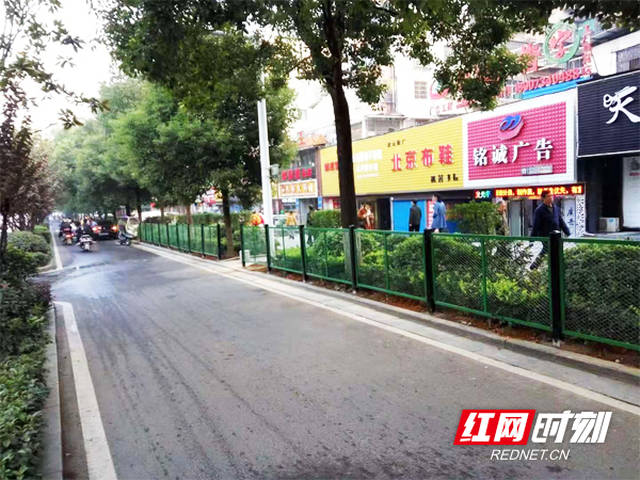 石鼓文明创建进行时:潇湘街道绿化带护栏"扮靓"古汉大道