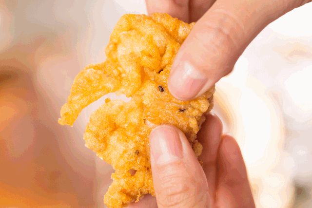 这里的酥肉每份都要 足!称!上!桌!
