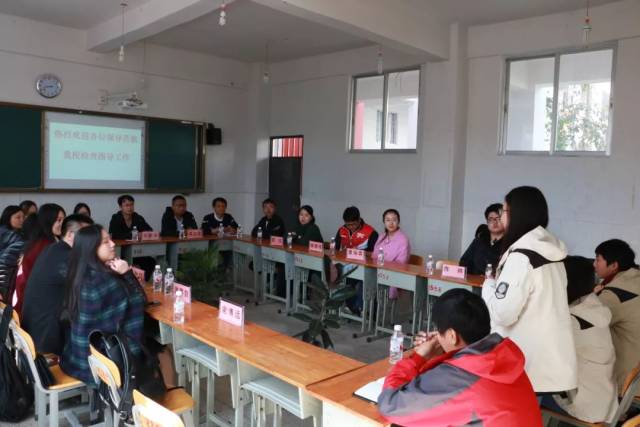 牢记使命"培训班来到凤庆县鲁史镇,在鲁史中学与支教团成员进行座谈