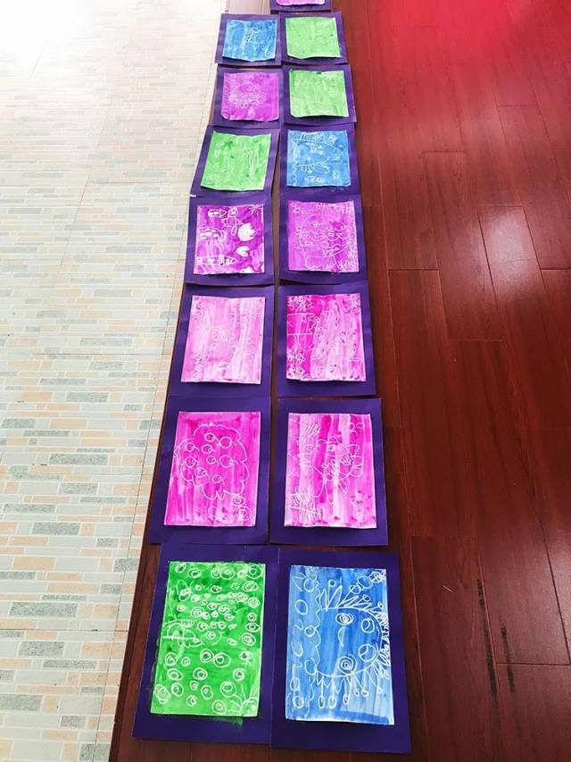 国画,稀释的水粉等)不相溶的特点来作画,它实际上是综合运用绘画材料