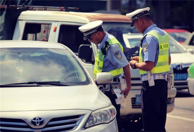 查车的交警是怎么决定拦不拦车的?做好这几点交警才"懒得理你"