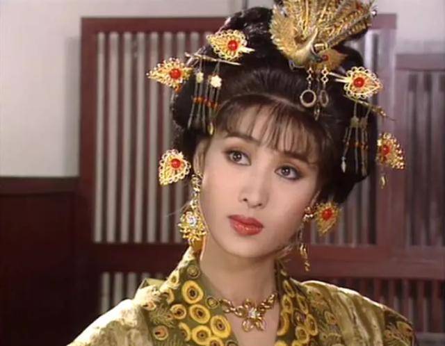 同时她还是《唐明皇《杨贵妃》的服装设计《康熙王朝》的服装总