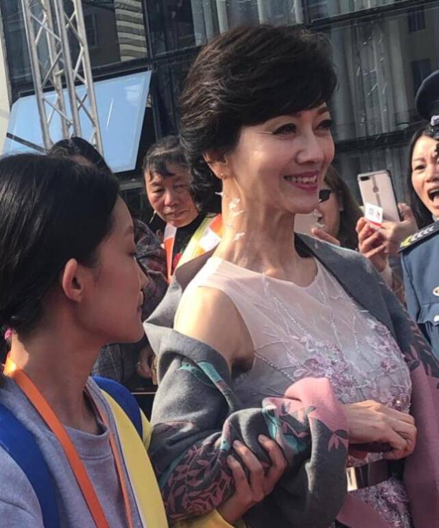 64岁赵雅芝近照曝光 路人镜头下的她原来长这样!