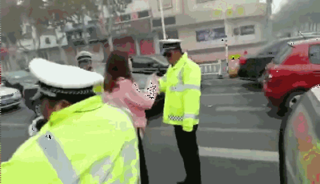 气势汹汹的对着交警又来了一掌