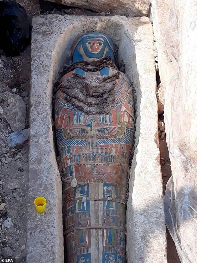 考古学家在阿门霍特二世金字塔中发现八个法老时代的木乃伊