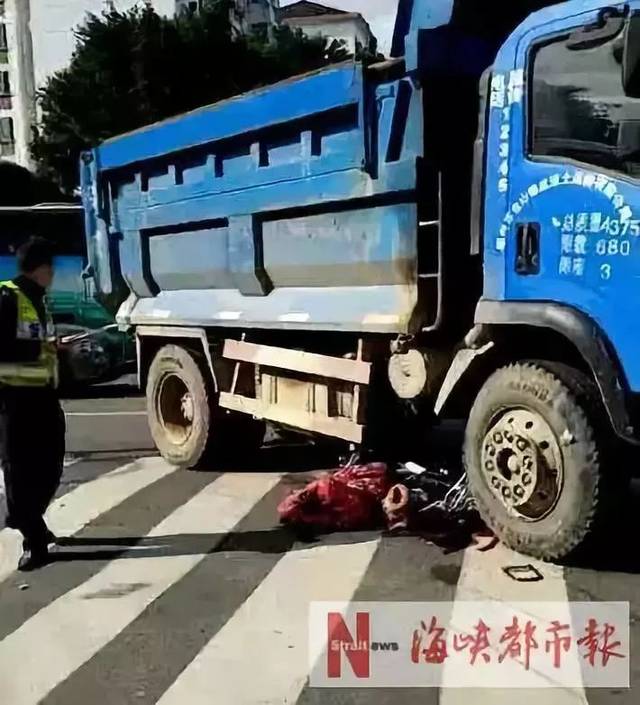 骑手已被送往医院,渣土车下还留着伤者的雨披