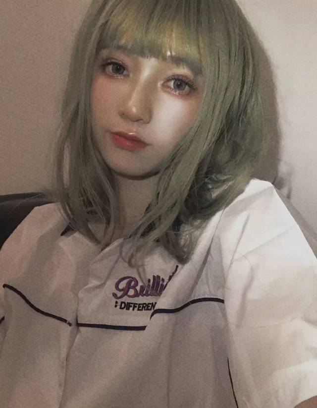 洋气的草灰绿搭配卷发时髦出新高度 " " 顶着焦糖棕的羊毛卷演绎瓷