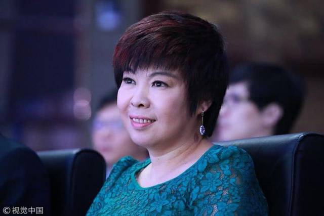 央视著名女主持人,耍大牌被赶下台,如今53岁像大妈,太