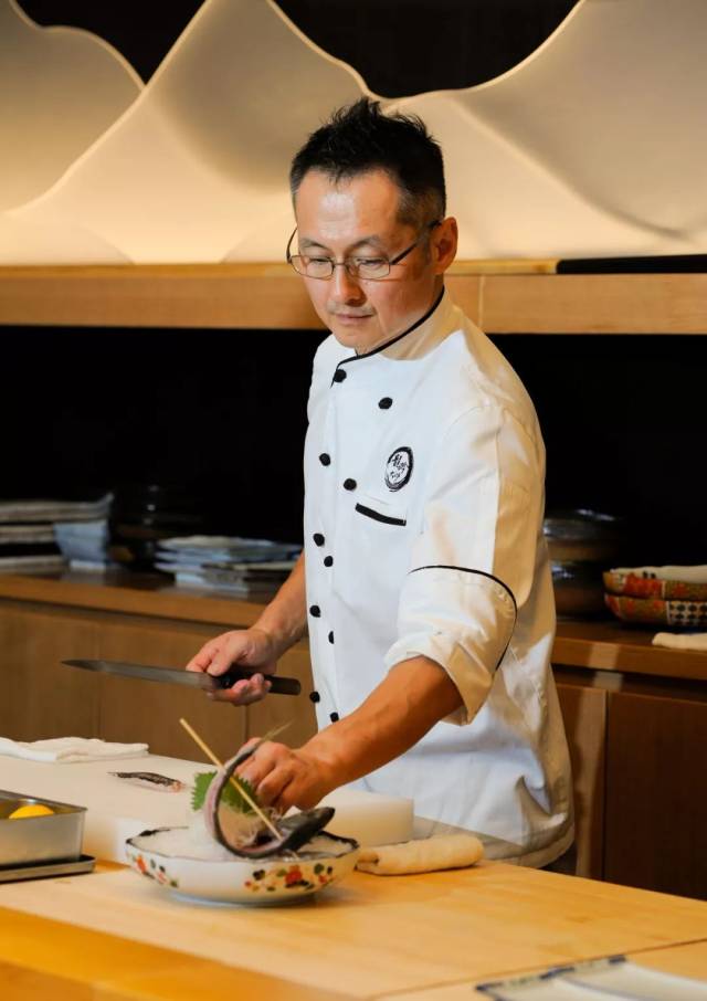 伊藤先生来自日本东京, 出身于料理世家,从他的爷爷辈开始,三代皆是