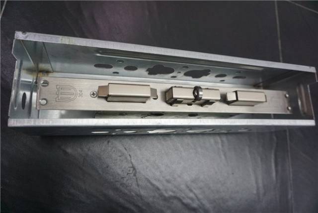 德盾发明最新防盗门防撬结构——防撬钢,它是两层3mm厚的弹簧钢钢板