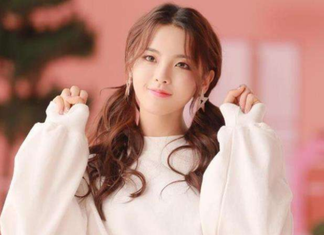 杨超越上演制服诱惑,动感热舞性感撩人,网友:好