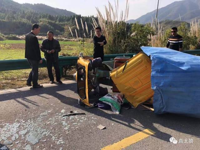 大卡撞上三轮车! 下午泾县322省道南山岭下发生车祸 现场血迹斑斑