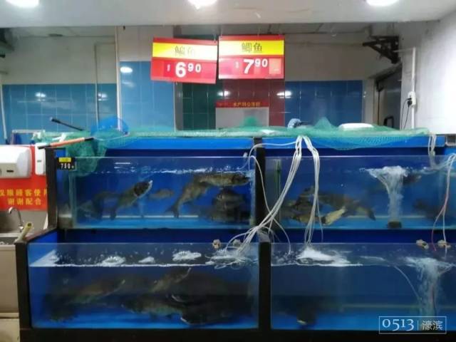 在卜蜂莲花的生鲜区里蔬菜比较新鲜 但是肉制品和水产很少 本该冰鲜的